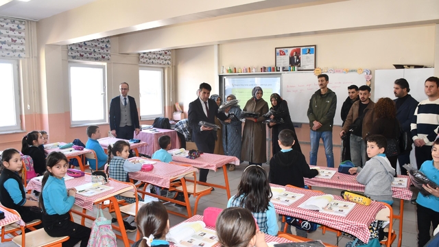 Alucra Halk Eğitimi Merkezinde dikilen eşofman takımları öğrencilere dağıtıldı