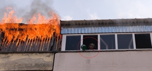 Teras katta yangın çıktı; bitişik binadaki kadın, kova ile pencereye çıkıp yardım istedi