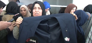 Tabutunun üzerine damatlığı konuldu: İran'da hayatını kaybeden tır şoförü son yolculuğuna uğurlandı Saldırı anını anlatan baba Coşkun Fırat: "Bir gümleme sesi geldi, ben lastik patladığını düşünmüştüm ve aynaya baktığımda oğlumun aracı alev almıştı"