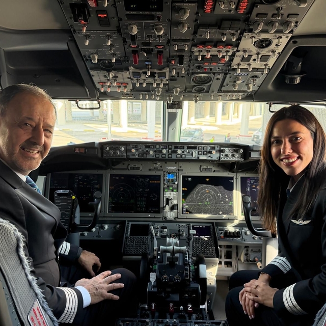 Baba ve kız aynı kokpitte: 42 yıllık pilot gökyüzüne kızıyla veda etti