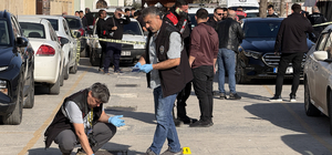 Otomobiline binerken silahlı saldırıya uğradı; olay kamerada