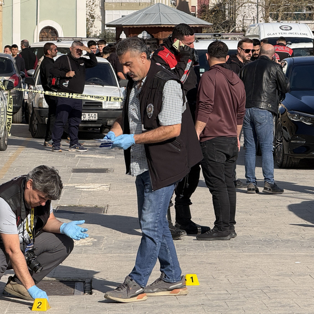 Otomobiline binerken silahlı saldırıya uğradı; olay kamerada