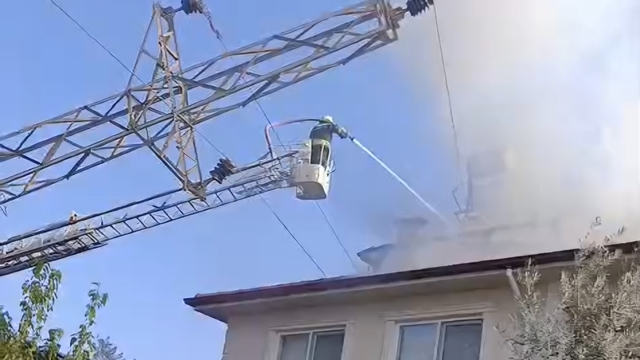 Muğla'da üzerine elektik direği devrilen evde yangın çıktı