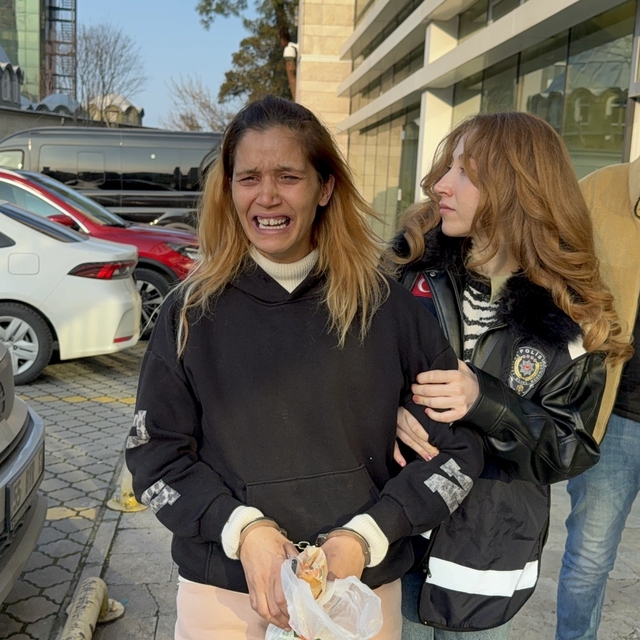 Hırsızlık suçundan 60 kaydı bulunan 8 çocuk annesi kadın tutuklanınca ağlay...