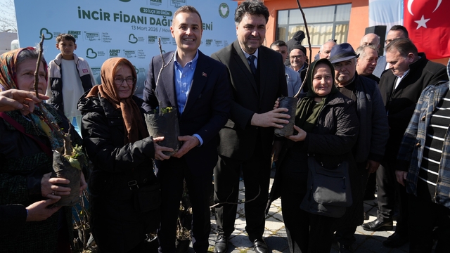 Havran'da 102 çiftçiye 2 bin 500 incir fidanı dağıtıldı