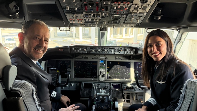 Baba ve kız aynı kokpitte: 42 yıllık pilot gökyüzüne kızıyla veda etti