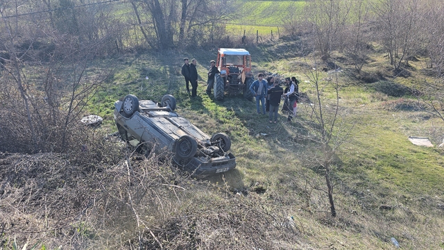 Radar paniği kazaya neden oldu: Otomobil şarampole devrildi
