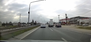 Hem kendi canını hem de diğer sürücülerin canını tehlikeye attı: O anlar araç kamerasına yansıdı