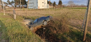 Otomobil su kanalına düştü, sürücü yaralandı