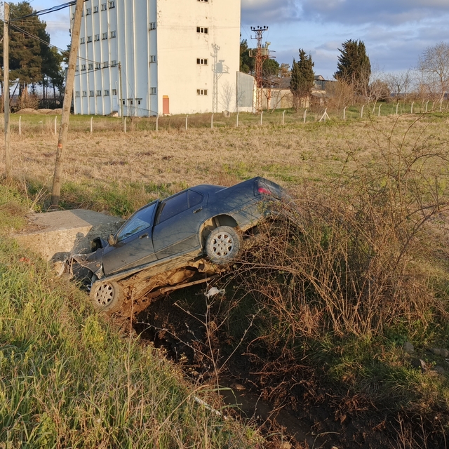 Otomobil su kanalına düştü, sürücü yaralandı
