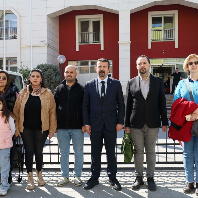 Manisa'da okulda Atatürk'e hakaret ettiği ileri süren öğretmen gözaltında