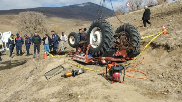 Devrilen traktörün altında kalarak hayatını kaybetti