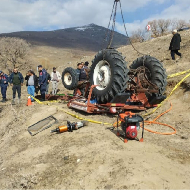 Devrilen traktörün altında kalarak hayatını kaybetti