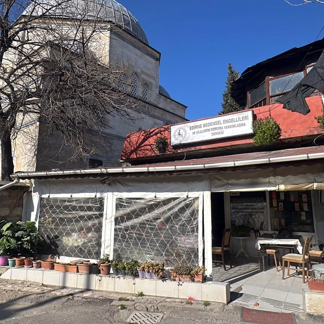 Engelli derneğinde kira borcu nedeniyle başlatılan tahliye işlemini, vali d...