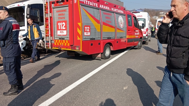 İşçi servisi ile otomobil çarpışt: 13 yaralı