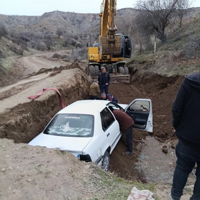 Elazığ'da çukura düşen araç kurtarıldı