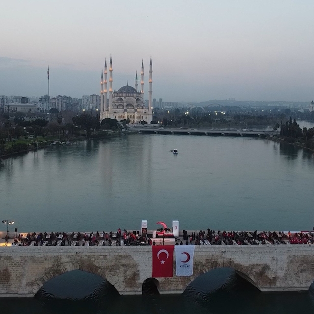 Kızılay'ın geleneksel Taşköprü iftarında binlerce kişi aynı sofrada buluştu