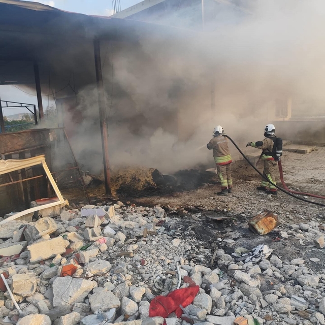 Antakya'da odunlukta çıkan yangın eve sıçramadan söndürüldü