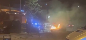 Alev alan aracı itfaiye ekipleri söndürdü