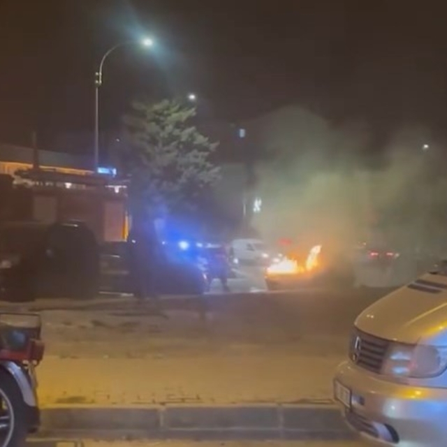 Alev alan aracı itfaiye ekipleri söndürdü