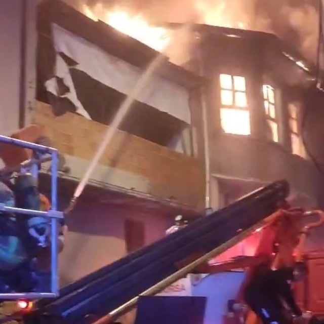 Bursa'da metruk binanın çatı katı alevlere teslim oldu