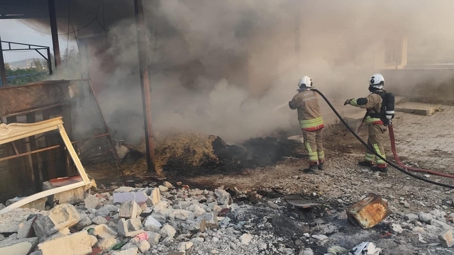 Antakya'da odunlukta çıkan yangın eve sıçramadan söndürüldü