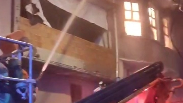 Bursa'da metruk binanın çatı katı alevlere teslim oldu