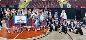 Isparta'da halk oyunları miniklerin şampiyonu Sevim Örnek İlkokulu
