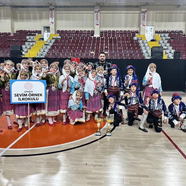 Isparta'da halk oyunları miniklerin şampiyonu Sevim Örnek İlkokulu