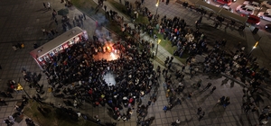 Elazığ'da yüzlerce kişi aynı anda halay çekti: O anlar böyle görüntülendi
E...