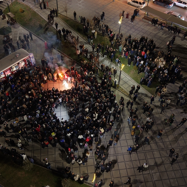 Elazığ'da yüzlerce kişi aynı anda halay çekti: O anlar böyle görüntülendi
E...