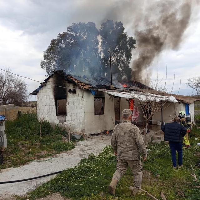 Kırıkhan'da müstakil ev alevlere teslim oldu
