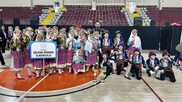 Isparta'da halk oyunları miniklerin şampiyonu Sevim Örnek İlkokulu