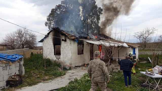 Kırıkhan'da müstakil ev alevlere teslim oldu