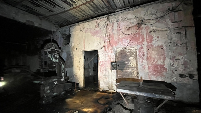 Adana'da mobilya atölyesinde çıkan yangın hasara neden oldu