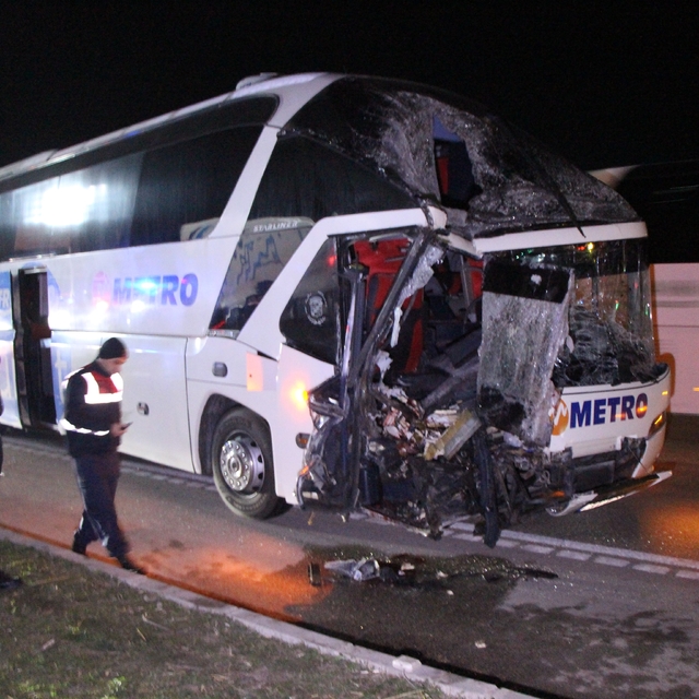 Amasya'da yolcu otobüsü ile tırın çarpıştığı kazada 11 yaralı