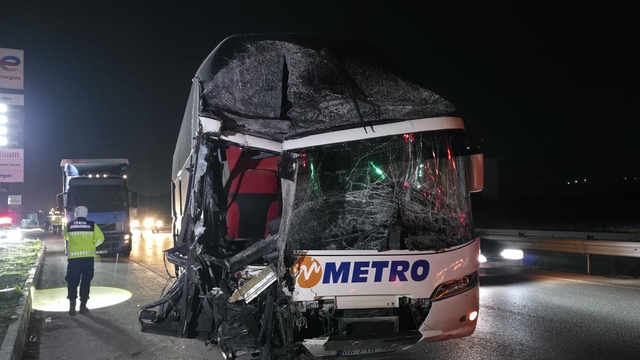 Amasya'da yolcu otobüsü ile tırın çarpıştığı kazada 11 kişi yaralandı