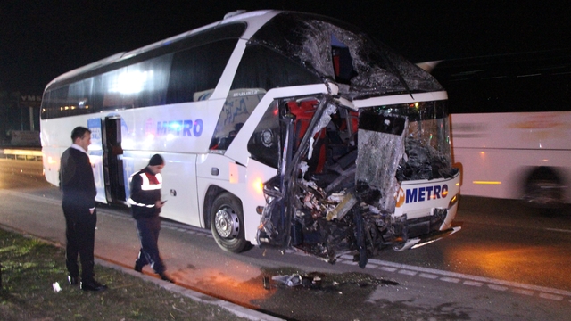 Amasya'da yolcu otobüsü ile tırın çarpıştığı kazada 11 yaralı