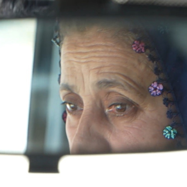 Direksiyon başında bir kadın: 15 yıldır servis şoförlüğü yapıyor