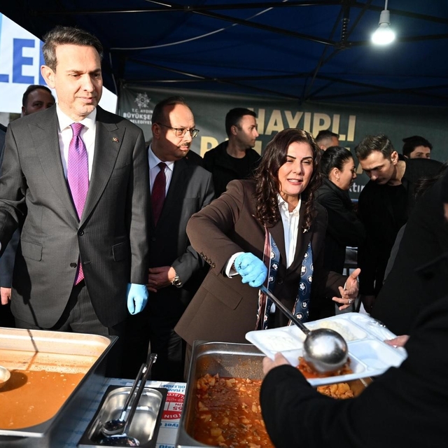 Başkan Çerçioğlu, Bakan Bayraktar ile birlikte iftarda vatandaşlarla bir ar...