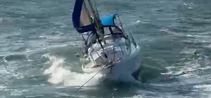 Çanakkale'de sürüklenen yelkenlinin yardımına balıkçı teknesi koştu