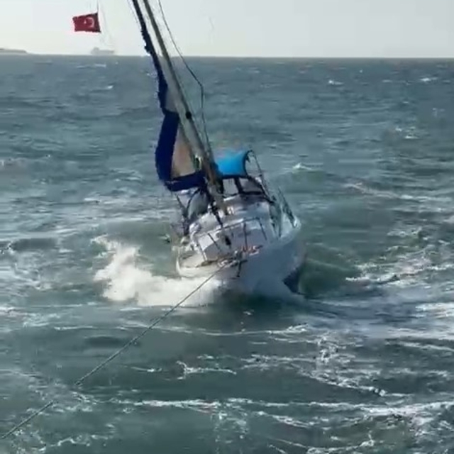 Çanakkale'de sürüklenen yelkenlinin yardımına balıkçı teknesi koştu