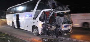 Amasya'da yolcu otobüsü, TIR'a çarptı; 11 yaralı