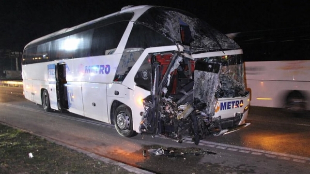Amasya'da yolcu otobüsü, TIR'a çarptı; 11 yaralı