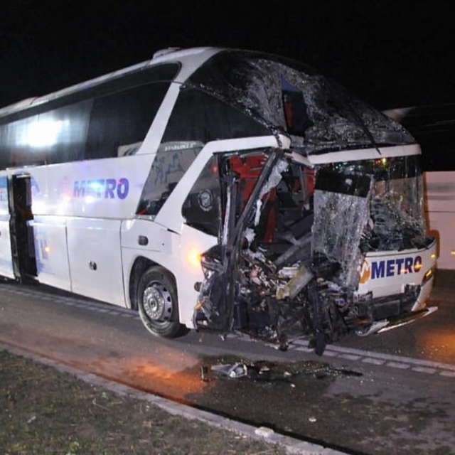 Amasya'da yolcu otobüsü, TIR'a çarptı; 11 yaralı