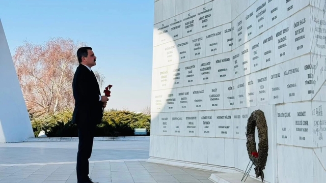 Devlet Büyükleri Anıt Mezarlığı'nda Anma Programı Gerçekleştirildi