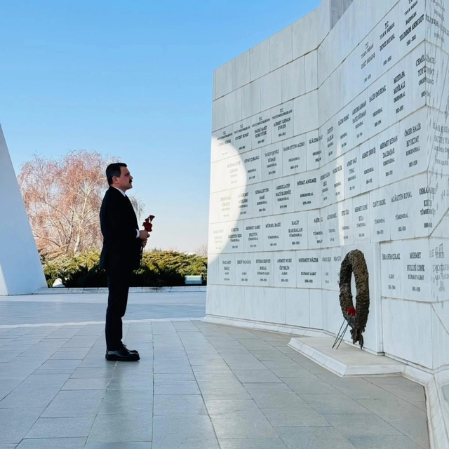 Devlet Büyükleri Anıt Mezarlığı'nda Anma Programı Gerçekleştirildi