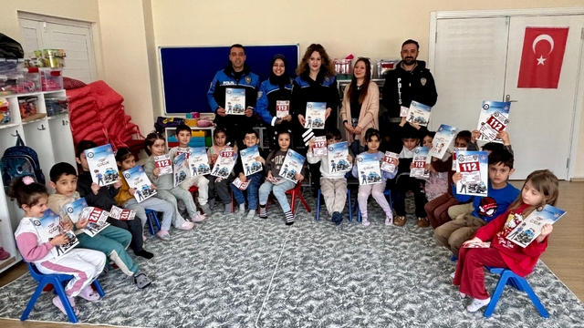 Kars'ta minik öğrencilere polislerden güvenlik eğitimi