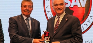 Başkan Özlü'ye 'Kızıl Elma' Ödülü
Savunma sanayisine katkılarına anlamlı öd...