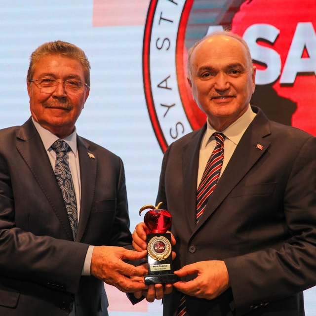 Başkan Özlü'ye 'Kızıl Elma' Ödülü
Savunma sanayisine katkılarına anlamlı öd...